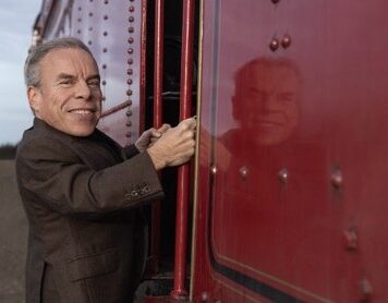 Warwick Davis revine în rolul Profesorului Filius Flitwick, în serialul „Harry Potter”