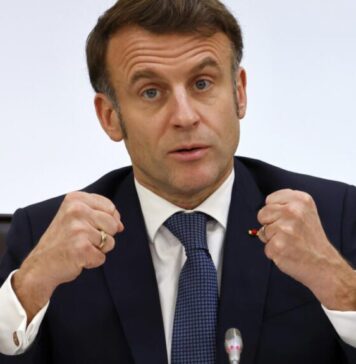 Adrian Severin: „Macron a reluat în ultimele zile declarația potrivit căreia războiul din Ucraina este „existențial pentru Europa”. De astă dată a precizat că „dacă Rusia învinge Ucraina, credibilitatea Europei va fi redusă la zero”. Este interesant de observat că de acum dl Macron se teme pentru credibilitatea Europei, iar nu pentru securitatea ei. Deci, trebuie să trimitem trupe în Ucraina intrând în război total cu Rusia, nu pentru a securiza Europa, ci pentru a o credibiliza. Ucraina nu mai apără securitatea Europei, ci credibilitatea ei”