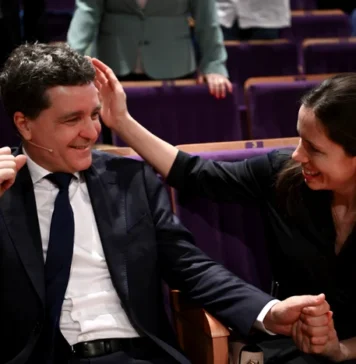 „Nicuşor Dan a înțeles ceea ce tu refuzi să accepți. Că România nu este o națiune de lupi. Ci o națiune de oi, de valeți. De majordomi. De ospătari care zâmbesc frumos în timp ce le umplu paharele stăpânilor. Și el este cel mai bun dintre noi. Este majordomul perfect. Este șeful de sală al acestui restaurant falimentar. Un bonsai de președinte. Mic, decorativ și perfect inofensiv”, spune maestrul Florin Zamfirescu citându-l pe istoricul Gicu Manole