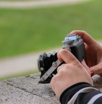 Doi români, arestaţi în Grecia sub suspiciunea de spionaj, după ce au fotografiat o bază navală