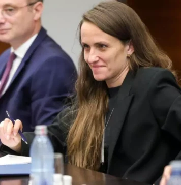 AUR cere demisia Oanei Țoiu de la șefia MAE: „Ne face praf relațiile internaționale prin lipsa ei de experienţă diplomatică”