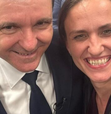 „În loc să-și definească interesele în plan extern și să le apere cu fermitate, statul român, prin Parlamentul său expandat delirant, prins într-o rețea politică dominată de obediență și servilism, și-a asumat rolul de bodyguard anonim, gata să execute ordinele altora și să spună „da” fără să clipească oricărei directive, oricărei misiuni, oricărei aventuri care servește interese străine” (cotidianul.ro)