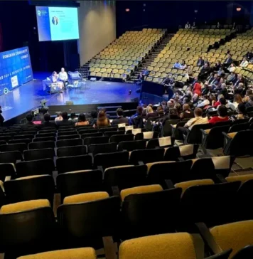 Țoiu, ignorată la Chicago. Omagiu pentru Charlie Kirk, cu sala goală. În țară nu a suflat o vorbă despre crimă. Nici ea, nici MAE, nici Guvernul, nici Președinția (gandul.ro)