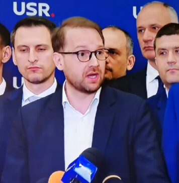 Ciutacu, despre USR: „Doar naivii și puținteii la minte își pot închipui că foștii tefeliști, născuți și consolidați ca partid din două uriașe manipulări, tragedia de la Colectiv și mitingul din 10 august, sunt altceva decât o uriașă mașinărie de propagandă. Vorbe goale, rostite solemn, sloganuri simple, dar mobilizatoare și un cinism de manual”