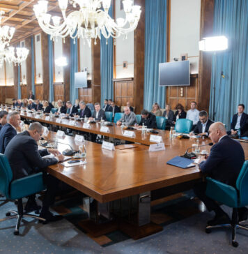 Ce le-a spus Bolojan sindicatelor: Anul viitor salariile din sectorul public vor rămâne la valoarea din acest an. Salariul minim nu crește