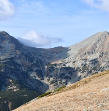 Avertisment Salvamont Hunedoara: primii fulgi de zăpadă în Retezat și Parâng, turiștii sunt sfătuiți să verifice prognoza meteo