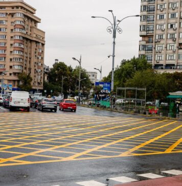 Marcaj „Nu blocați intersecția”, introdus la Piața Victoriei pentru fluidizarea traficului din Capitală