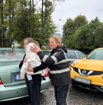 Sectorul 6: O mamă care s-a oprit să alăpteze pe marginea drumului a uitat cheia în mașină, iar bebelușul a rămas blocat în autovehicul