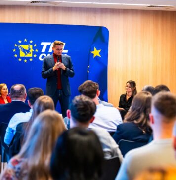 Mircea Abrudean, discuții, la Cafeneaua Liberală, cu tinerii din Cluj: M-a impresionat sinceritatea și curiozitatea lor, sunt implicați, informați și profund preocupați de viitorul României