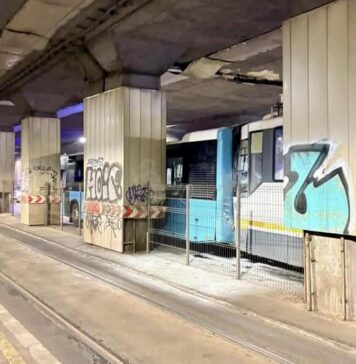 Brigada Rutieră: Cinci persoane rănite în urma unui accident dintre un tramvai și un autobuz în Piața Victoriei