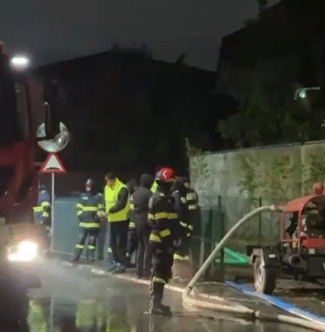 Pompierii au intervenit în 42 de localităţi şi în Bucureşti / Un vehicul aflat în deplasare, lovit de un copac