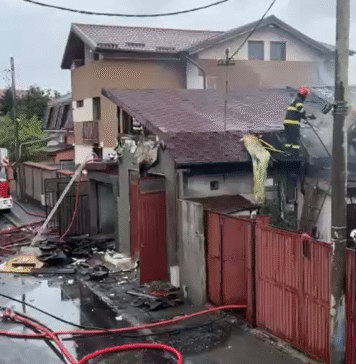 VIDEO/ Incendiu cu flacără şi degajări mari de fum la acoperişul unor locuinţe din Capitală