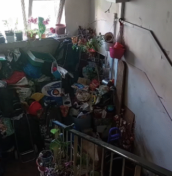 VIDEO/ Proprietară din Sectorul 4, amendată cu 2.000 de lei după ce a transformat scara blocului în depozit improvizat