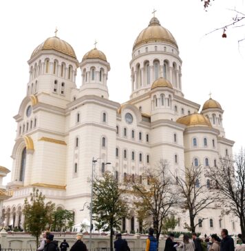 Cozi uriașe la Catedrala Națională: credincioșii așteaptă și 8 ore pentru a se închina. Programul de vizitare, prelungit până pe 5 noiembrie