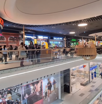 Două tinere au furat haine dintr-un mall din București și au bătut vânzătoarele