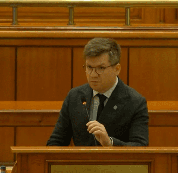 Mihail Neamţu: „Ați văzut cum dna Dogioiu îi certa pe cei care și-au pierdut apartamentele în explozia din Rahova și îl scuza pe dl Bolojan, pentru că vezi, domne, s-a mutat în vila lui Traian Băsescu fără ca noi să știm”