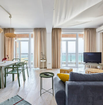 Românii aleg cazările aproape de plajă. Rezident a înregistrat venituri de peste 800.000 de euro din cazări pe litoral și o creștere de 5% în sezonul 2025