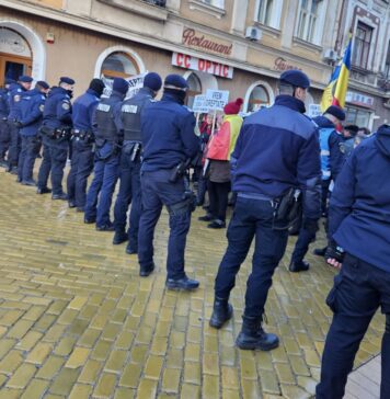Gardat de Jandarmerie ca un mini-dictator sud-american, Bolojan a fost huiduit la Carei, iar Dan la Iași, de Ziua Armatei, alături de șeful Statului Major, generalul Gheorghiță Vlad (activenews.ro)