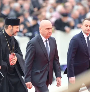 Bolojan, huiduit și la Catedrală: „Huo! La pușcărie, huo! Demisia! Hoțule! Dă-ți demisia că nu te mai vor românii! Ați tăiat salariile oamenilor”