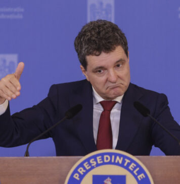 ”Nicușor ne serveşte rapoarte ca să acopere anularea alegerilor. Vine cu dovezi servite de securiști şi vrea să bage sub preş ilegalitatea făcută anul trecut”, spune Marius Tucă