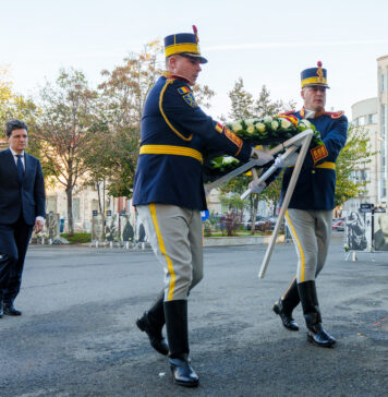 Președintele Nicușor Dan a depus o coroană de flori la fostul Club Colectiv, la 10 ani de la tragedie