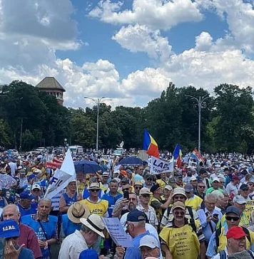 Zeci de mii de sindicalişti scandează în Piaţa Victoriei: „Bolojan, demisia!”