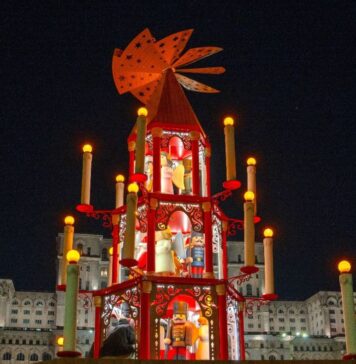 Prima piramidă de Crăciun din România, la târgul din Piața Constituției