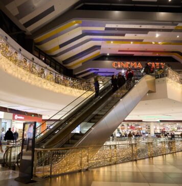 Sun Plaza deschide oficial sezonul sărbătorilor de iarnă cu aprinderea luminițelor de Crăciun și un concert Rareș și Theo Rose