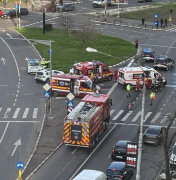 O ambulanță militară a fost implicată într-un accident auto. Doi pacienți, răniți