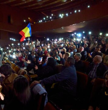 Imagini INEDITE George Simion, discurs în fața a sute de călărășeni după ce curentul a fost întrerupt: „În continuare o să vorbim pentru că vocea noastră nu poate fi redusă la tăcere”