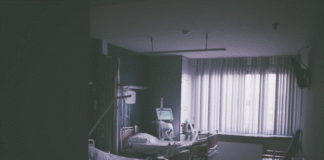 Femeia lovită de un cablu STB în București a murit