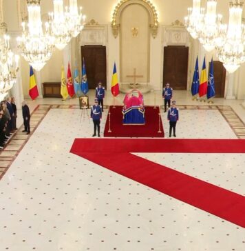 Sicriul cu rămăşiţele pământeşti ale lui Grigore Alexandru Ghyka, ultimul domn al Moldovei, depus duminică în Sala Unirii de la Palatul Cotroceni