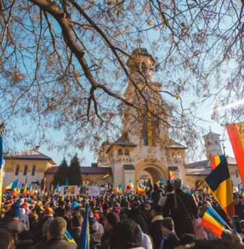 Mii de suveranişti din întreaga ţară şi din Diaspora se îndreaptă spre Alba Iulia, de 1 Decembrie, pentru a fi alături de liderii Călin Georgescu şi George Simion