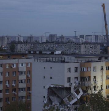 Anca Alexandrescu: „Astăzi am fost în Rahova! Toate blocurile din jurul celui care a explodat nu au gaze! Nu au apă caldă şi nici căldură! De o lună! Oamenii sunt disperaţi! Nu au cum să-şi gătească şi cu ce să se încălzească!”