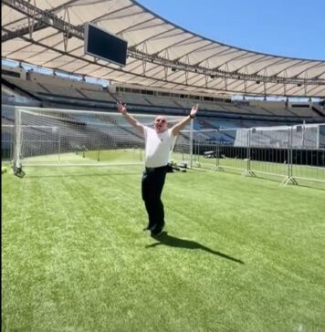 Cornel Nistorescu: „Știre de rîs! Emil Boc a dat fuga pînă la Rio de Janeiro să participe la Forumul Mondial al primarilor; Ca să ne emoționăm de performanțele sale, Emil Boc ne-a oferit și un filmuleț. S-a zbătut să ne arate cum a tras el un șut pe celebrul stadion Maracana, ceva în genul aruncării chinuite a lui Nicușor Dan la poarta în care se afla Cristina Neagu. De data aceasta, pe Maracana, Boc a pus în poartă un figurant care stătea drepți și a făcut cîțiva pași, pîș-pîș, și a ciupit cu bombeul o minge care să-l bage în istoria propagandei. Nu de alta, dar piticul nostru politic este flămînd de imagini sportive și de chibiț feroce”