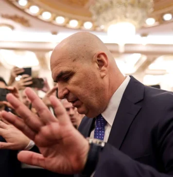 Cozmin Guşă: „Bolojan a devenit dintr-un ardelean politicos, un demnitar nesimțit și mitocan; o explicaţie ar putea fi că este bolnav, a doua că este pus să joace un anumit rol şi să părăsească funcţia pe care o ocupă”