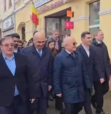 Bolojan și Boc, huiduiți pe stradă, la Sighetu Marmaţiei: „Demisia”