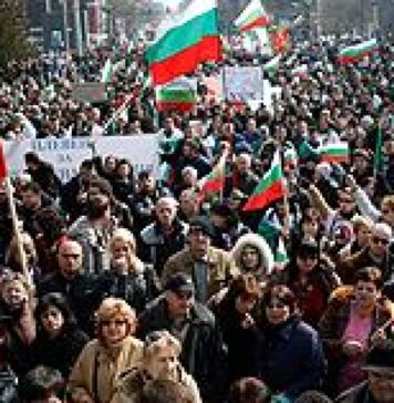 Avocata Elena Radu: „Spre deosebire de români, bulgarii au ieşit în stradă când au văzut ce buget vrea să aprobe Parlamentul”