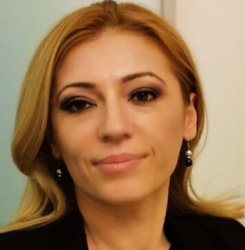 Avocata Elena Radu: „E momentul pentru judecători să se rupă de tot de politic. Am văzut cel mai bine în pandemie cum ne-a încălecat Guvernul. Nu strada, Nu presa realizează justiția! Justiția se realizează ÎN NUMELE LEGII, UNICĂ EGALĂ ȘI IMPARȚIALĂ pentru toți!”