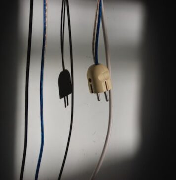 INS: Energia electrică s-a scumpit cel mai mult în luna octombrie, cu 72,3% în ritm anual