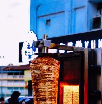 VIDEO/ Coadă imensă la… shaorma gratuită în Brașov