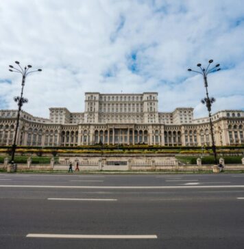 Parlament: Protest spontan al angajaților Camerei Deputaților: Vrem salarii decente!