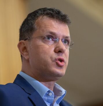 Ciutacu: „Moşteanu, care încă își caută diploma cumpărată acum 10 ani de la o universitate al cărei nume-i scapă, o arde a Tom Cruise în Top Gun și dă sincroane de om preocupat de cumpăna grea prin care trece omenirea. Asta când nu se dă cu trotineta prin clădire, spre – cel mai probabil – amuzamentul rușilor pe care-i amenință obsesiv că nu se mai poate cu aroganțele și data viitoare dă milităria jos din pod”