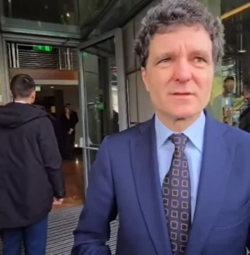 Protestatarul „Ceauşescu” l-a abordat, sarcastic, pe Nicuşor Dan în franceză: „„Vous etez le président de la Roumanie?”