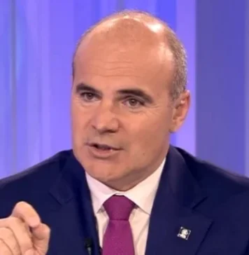 Rareş Bogdan: Părem parcă loviți cu o lopată în cap și cretini, pur și simplu; Guvernul terorizează pensionarii, salariaţii, firmele româneşti, se împrumută la dobânzi colosale, în loc să aducă plus valoare, să crească veniturile al buget