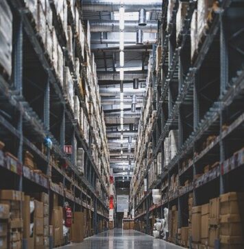 Val de angajări înainte de Black Friday și sărbători: cât câștigă curierii și lucrătorii comerciali