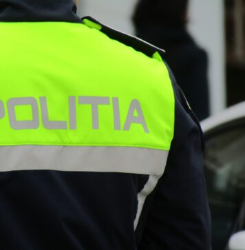 Un polițist din București, transportat la spital după ce a fost lovit de o mașină în timp ce dirija traficu