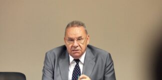 Andrei Marga: „Când la decizii ajung inși precari, care confundă interesul public cu interesul propriu, înlocuiesc cunoașterea cu propaganda și falsifică alegeri, se trece la „democrație manipulativă”. Când dezbaterea publică asupra chestiunilor de interes general este stinsă de cei care au ajuns la decizii, preocupați nu să rezolve probleme, ci să nu-și pericliteze funcțiile, începe „democrația mută”