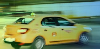 Taximetrişti din Capitală, acuzaţi că au golit conturile clienţilor direct de pe telefon