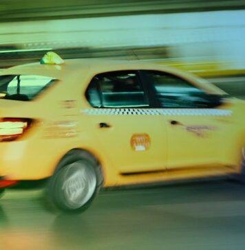 Taximetrişti din Capitală, acuzaţi că au golit conturile clienţilor direct de pe telefon
